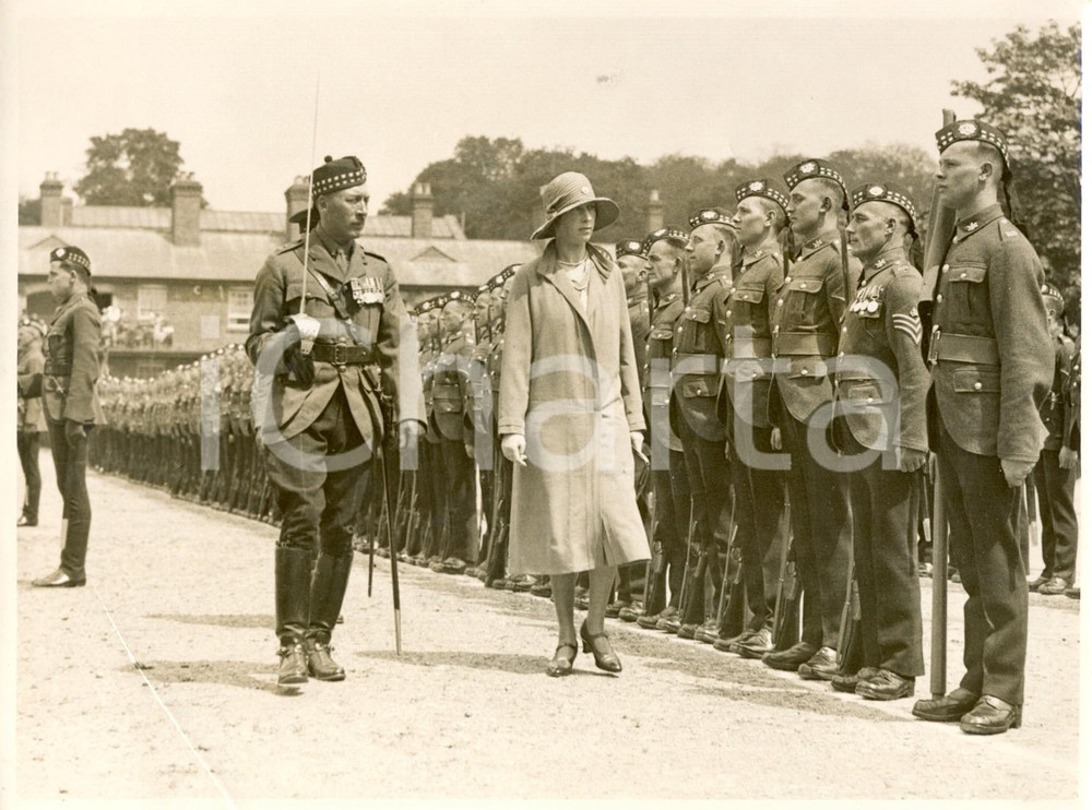 1950 ca ALDERSHOT TALAVERA BARRACKS Mary di HAREWOOD ispeziona ROYAL SCOTS