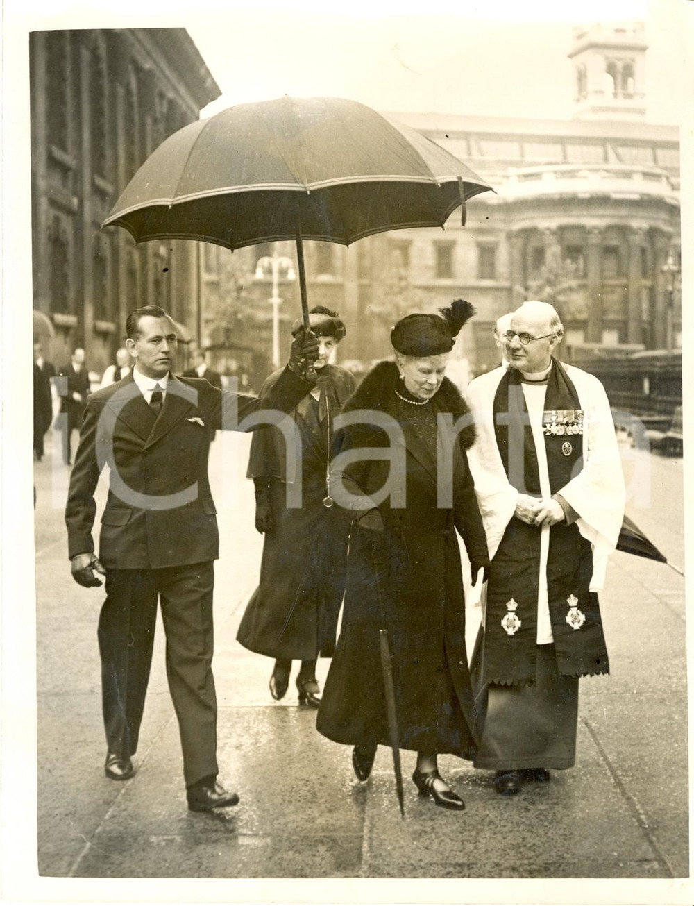 Fotografia d epoca originale 1938 LONDON Mary TECK e Pat McCORMICK al funerale della contessa STRATHMORE 1