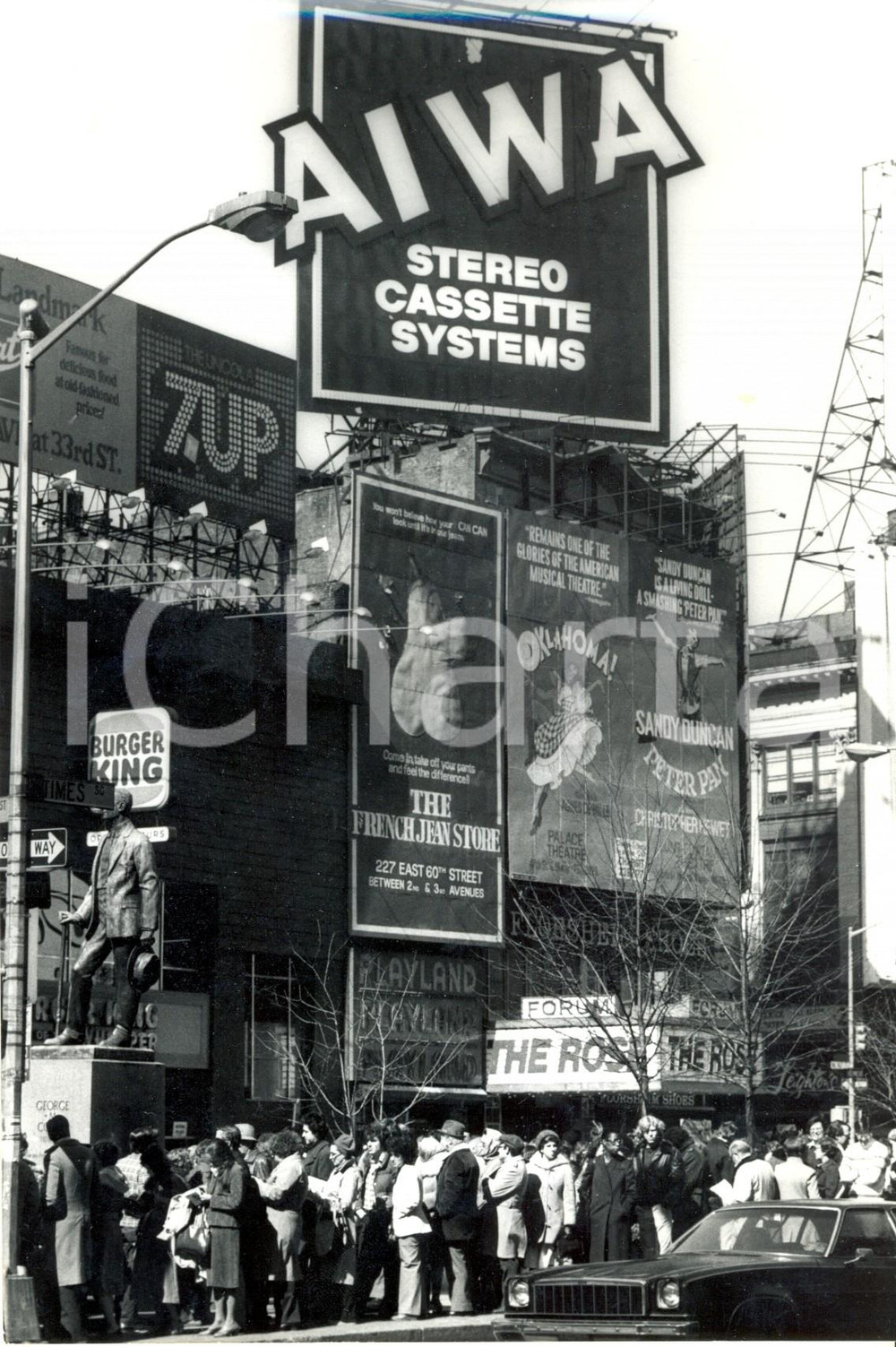Fotografia d epoca originale 1980 NEW YORK Folla in coda a BROADWAY Pubblicità AIWA e Musical OKLAHOMA! 1 1