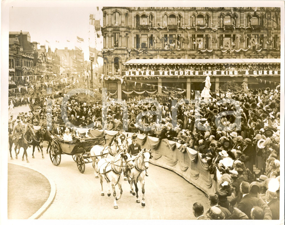 Fotografia d epoca originale 1921 BELFAST La regina Mary di TECK E George V si recano al CITY HALL Foto 1