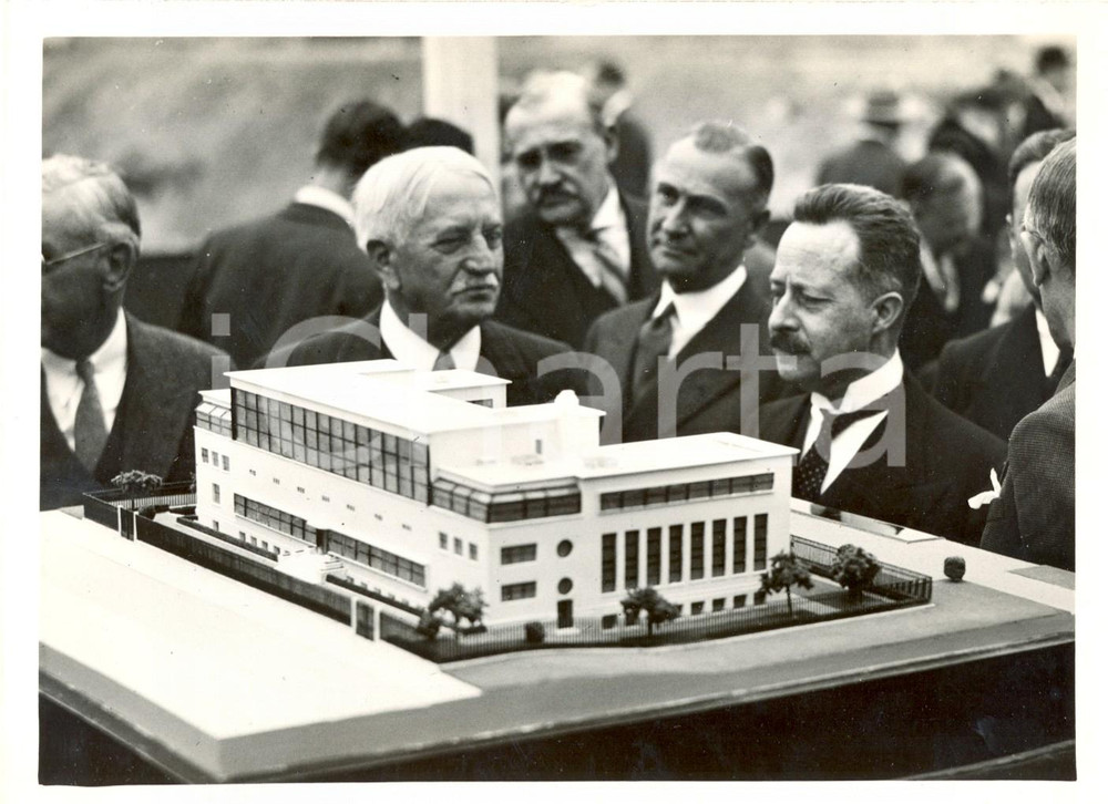 Fotografia d epoca originale 1935 PARIS Achille VILLEY osserva modellino istituto dentale KODAK EASTMANN 1