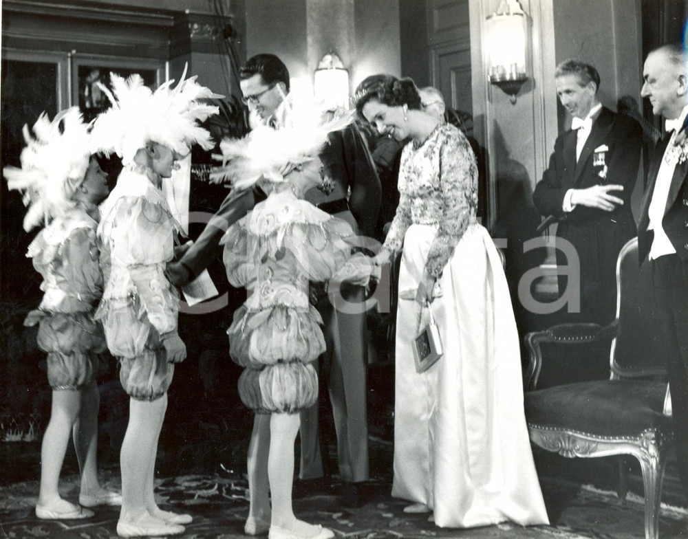 Fotografia d epoca originale 1961 BRUXELLES Gala della Stampa  Re Baldovino e Fabiola con gli invitati 1 1