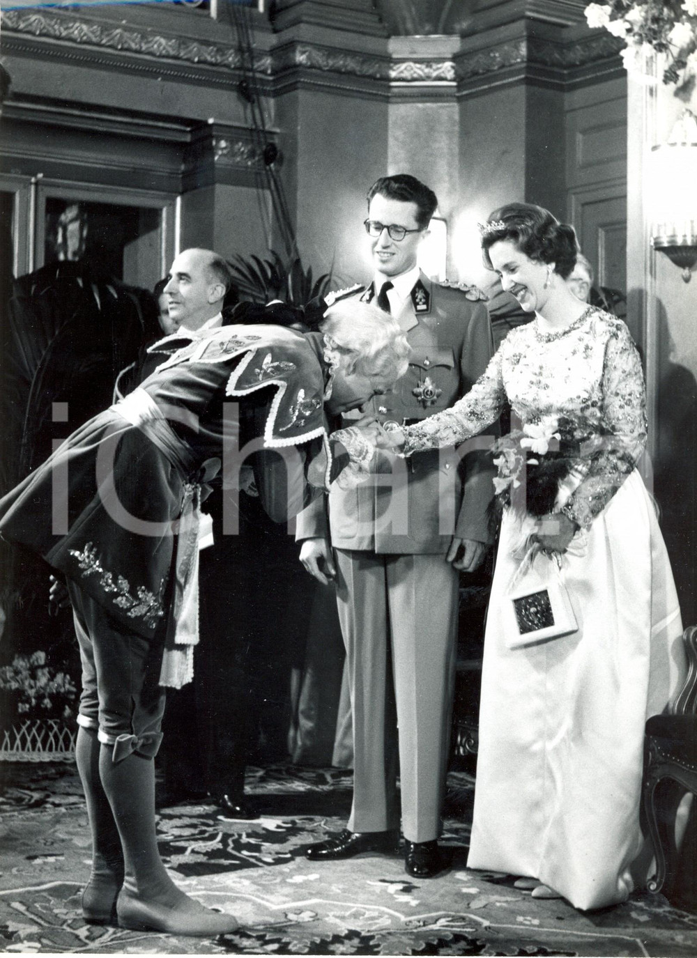 Fotografia d epoca originale 1961 BRUXELLES Gala della Stampa  Re Baldovino e Fabiola con un invitato FOTO 1