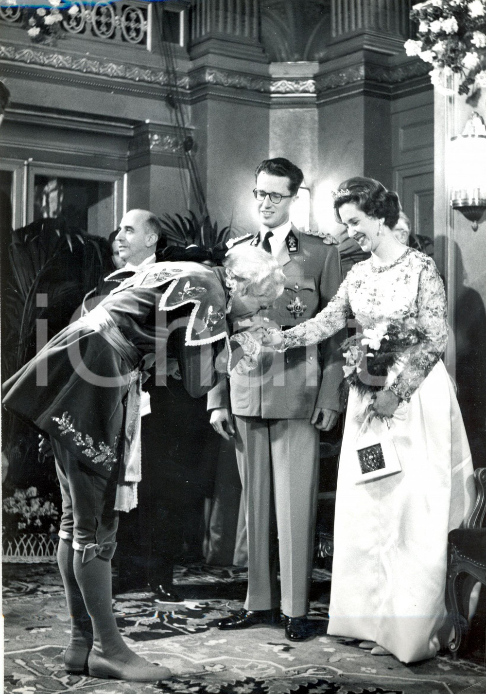 Fotografia d epoca originale 1961 BRUXELLES Gala della Stampa  Re Baldovino e Fabiola con un invitato 1