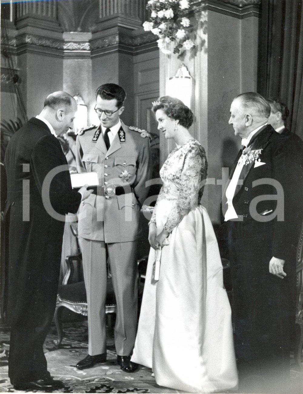 Fotografia d epoca originale 1961 BRUXELLES Gala della Stampa  Re Baldovino e Fabiola omaggiati da invitato 1