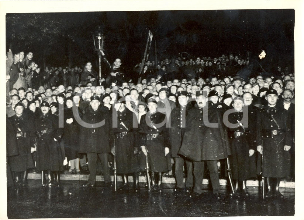 Fotografia d epoca originale 1934 PARIS CHAMPS ELYSEES Folla durante la cerimonia per Alessandro I JUGOSLAVIA 1
