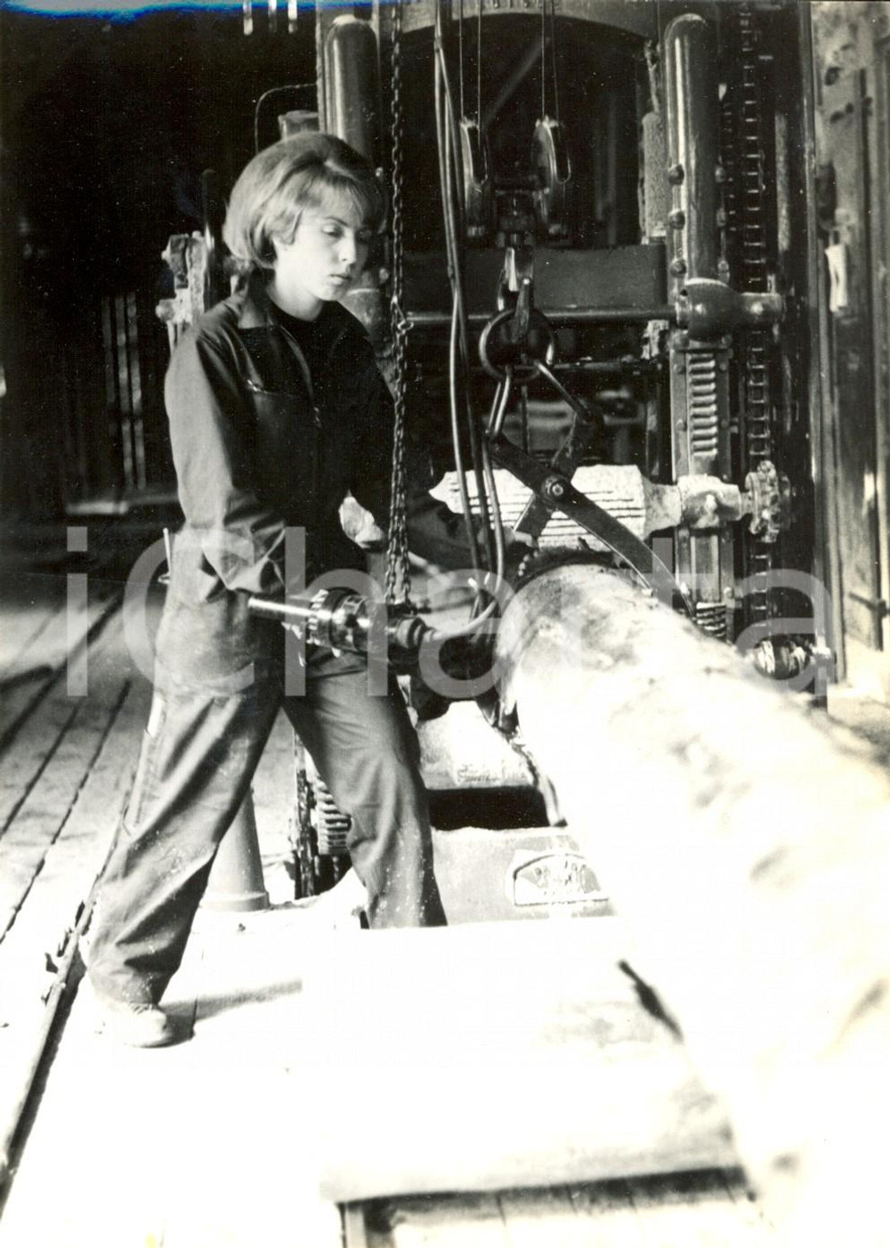 Fotografia d epoca originale 1950 ca SVIZZERA Operaia industria pesante lavora con macchinario BOCHUD BULLE 1