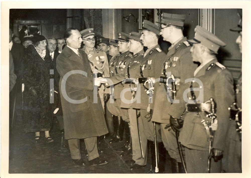 Fotografia d epoca originale 1937 PARIS Giorgio II di GRECIA accolto da una delegazione dell esercito greco 1