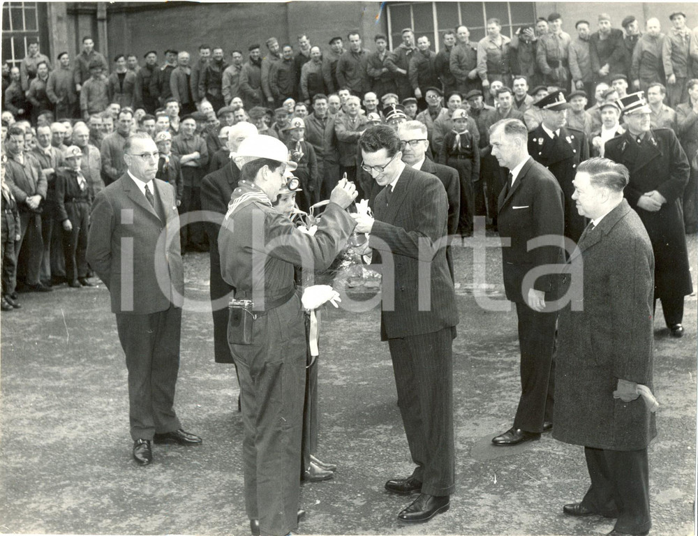 Fotografia d epoca originale 1960 ca GENK B WATERSCHEI Re BALDOVINO accolto dai minatori Fotografia 1