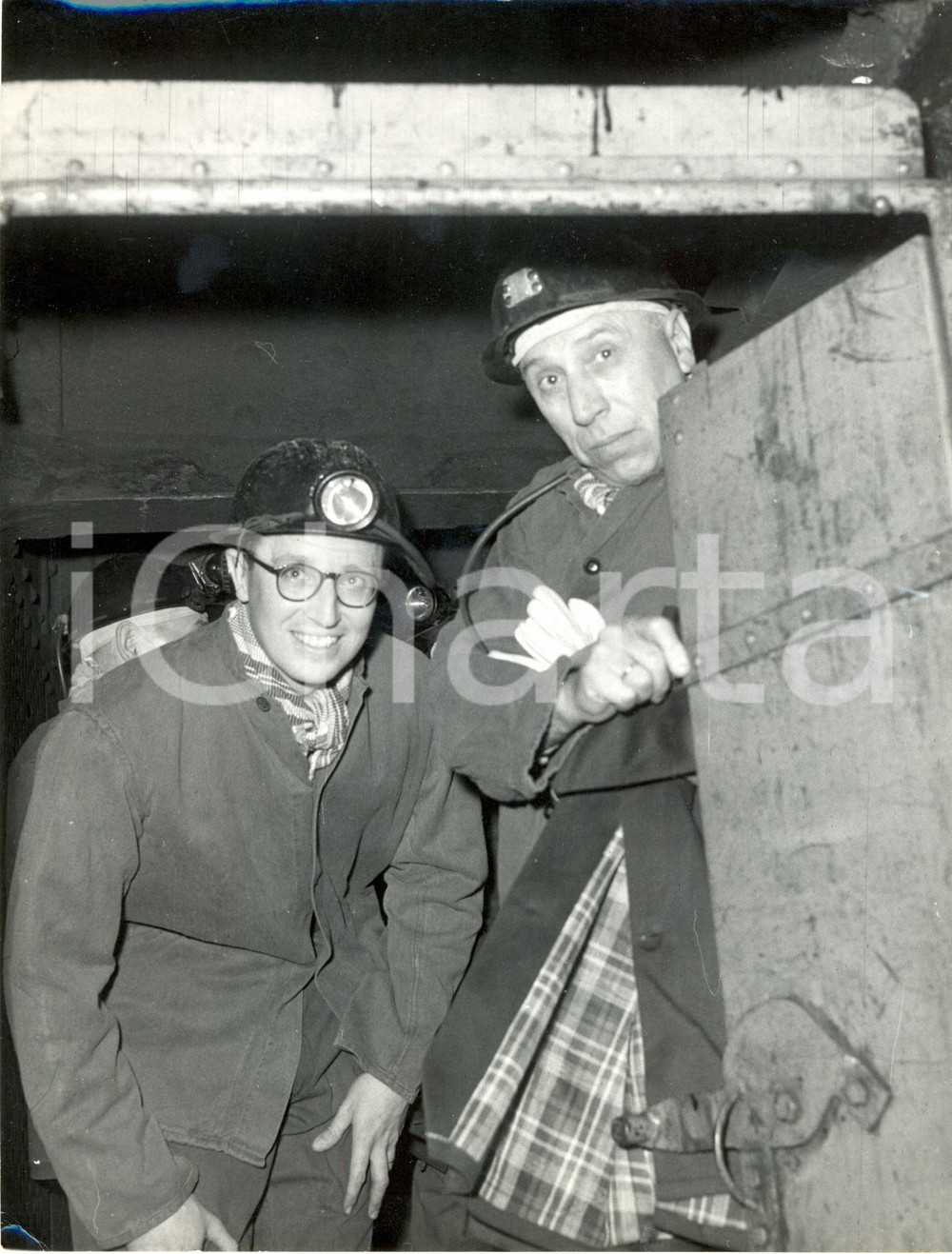 Fotografia d epoca originale 1960 ca GENK Re BALDOVINO con minatori scende nella miniera di WATERSCHEI 2 1