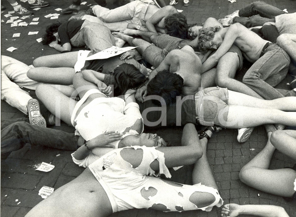 Fotografia d epoca originale 1982 BERLIN Giovani manifestanti contro il NUCLEARE Fotografia 24x18 cm 1