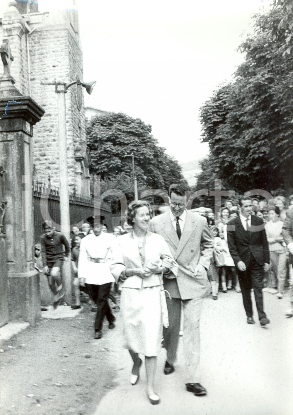 Fotografia d epoca originale 1960 ca ZARAUTZ SPAGNA Re BALDOVINO I Fabiola del BELGIO con folla di curiosi 1