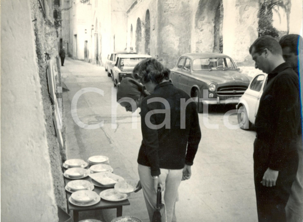 Fotografia d epoca originale 1960 ROMA Alberto del BELGIO e Paola RUFFO di CALABRIA scelgono ceramiche Foto 1
