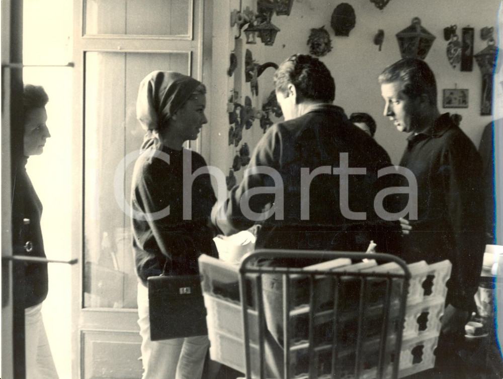 Fotografia d epoca originale 1960 ca ROMA Alberto del BELGIO e Paola RUFFO di CALABRIA in un negozio Foto 1