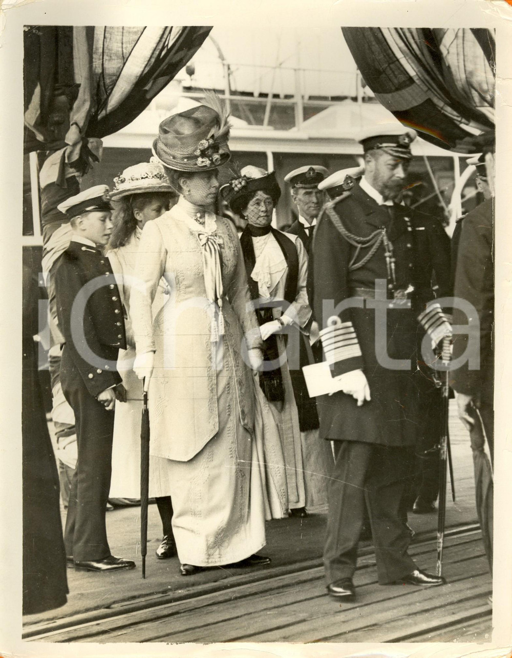 Fotografia d epoca originale 1911 PORTSMOUTH UK Re GIORGIO V e regina Mary di TECK ispezionano i veterani 1