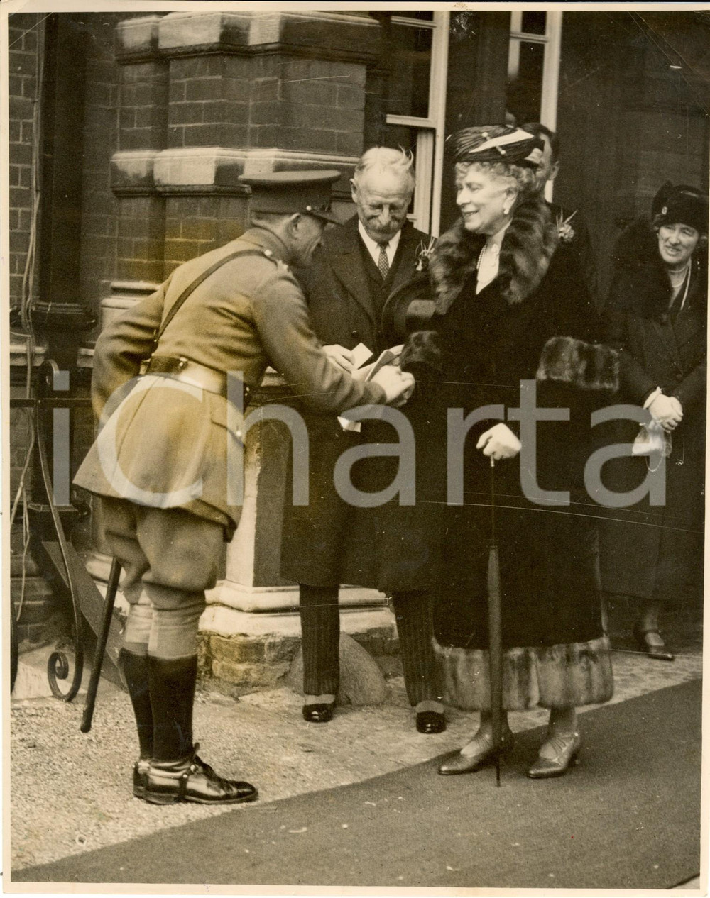 Fotografia d epoca originale 1936 ca NORWICH UK NORFOLK HOSPITAL Mary di TECK con capitano Alfred KNIGHT 1
