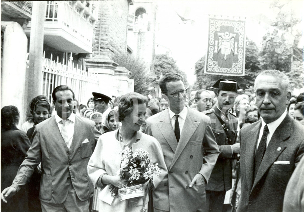 Fotografia d epoca originale 1960 ca ZARAUTZ SPAGNA Re BALDOVINO Fabiola del BELGIO in città  Foto 1 1