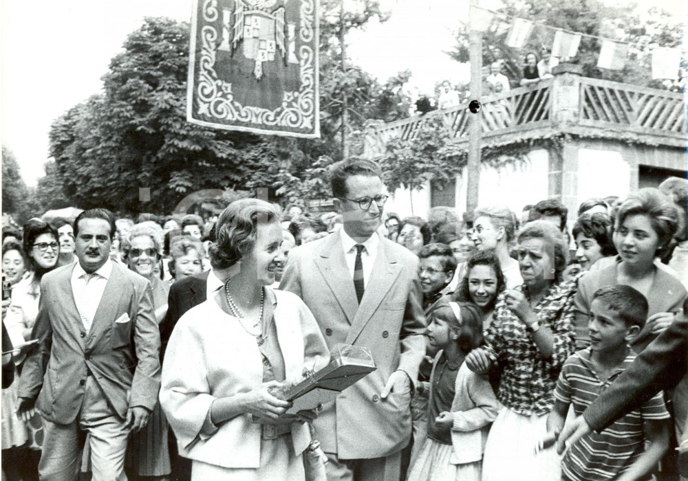 Fotografia d epoca originale 1960 ca ZARAUTZ Re BALDOVINO Fabiola del BELGIO acclamati dalla folla 2 1