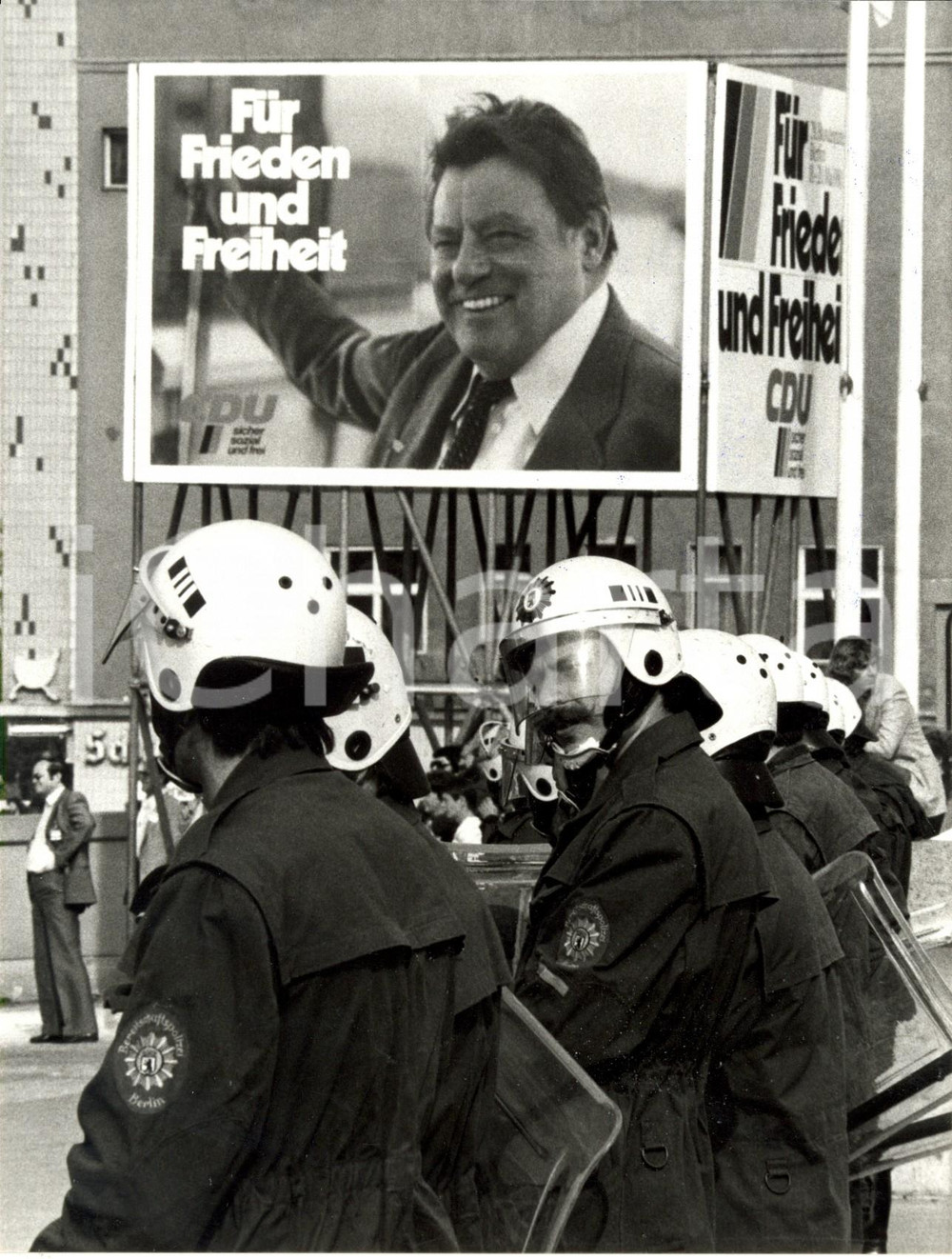 Fotografia d epoca originale 1980 BERLIN Poliziotti in tenuta antisommossa fuori dal Congresso della CDU 1