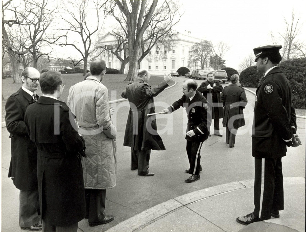 Fotografia d epoca originale 1985 WASHINGTON USA Poliziotti perquisiscono visitatori della CASA BIANCA 1