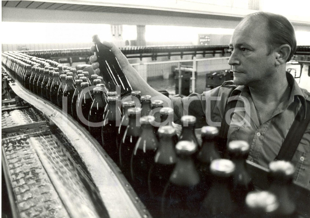 Fotografia d epoca originale 1991 DORTMUND Operaio controlla bottiglie birra KRONEN sul nastro trasportatore 1