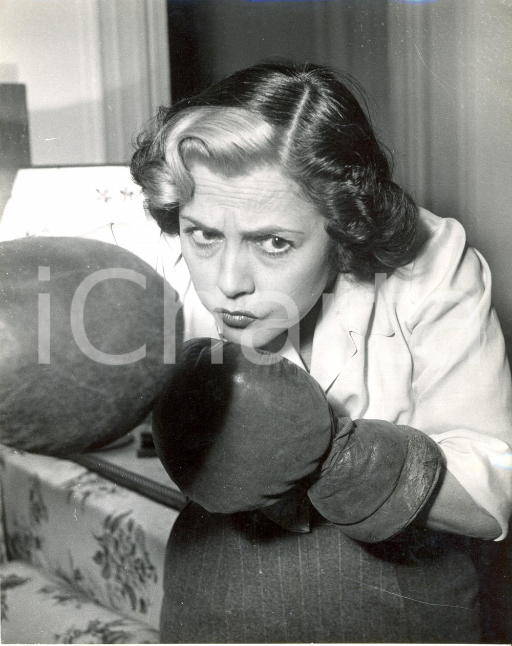 Fotografia d epoca originale 1950 ca PARIS L attrice Roberta si allena coi guantoni da boxe Fotografia 1
