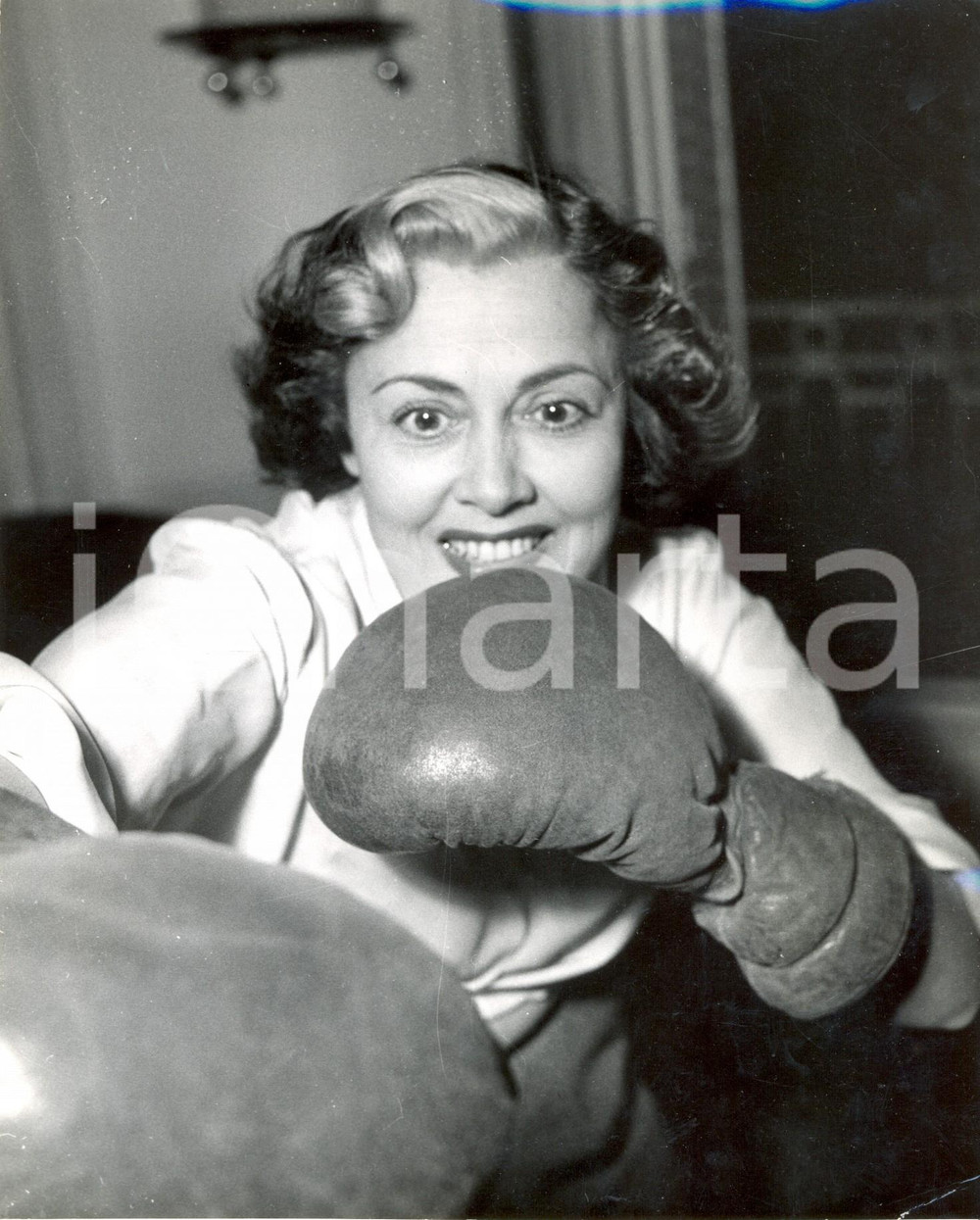 Fotografia d epoca originale 1950 ca PARIS L attrice Roberta scherza coi guantoni da boxe Foto 1