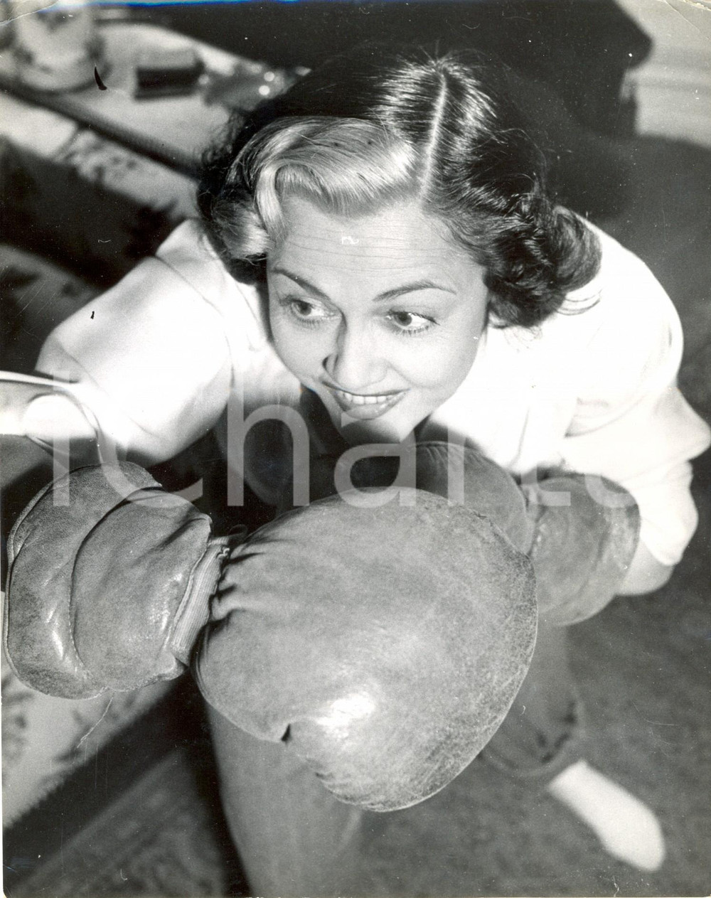 Fotografia d epoca originale 1950 ca PARIS L attrice Roberta si allena a boxe nella sua stanza Foto 1