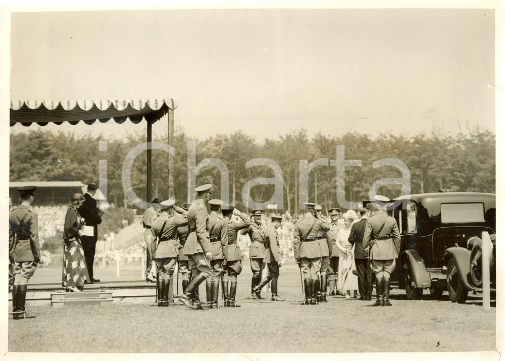 Fotografia d epoca originale 1930 ca ALDERSHOT Mary di TECK e George V ispezionano l esercito RUSHMOOR ARENA 1