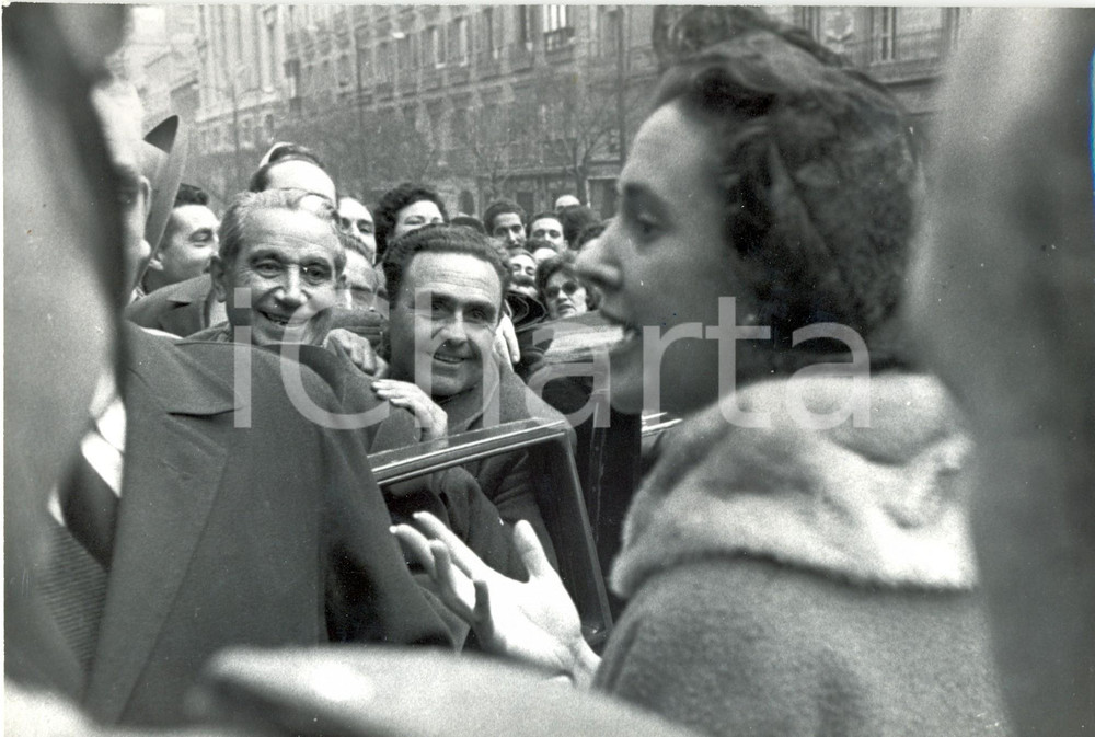 Fotografia d epoca originale 1960 MADRID LAS CALATRAVAS La regina Fabiola del BELGIO acclamata dalla folla 1