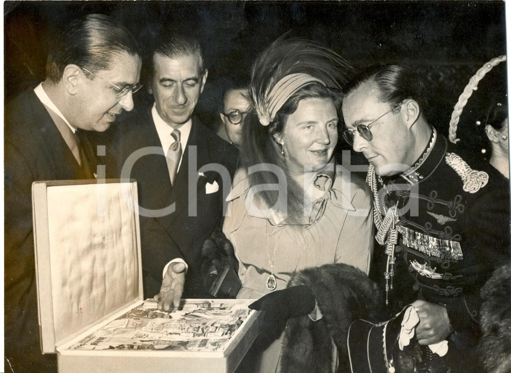 Fotografia d epoca originale 1960 ca OLANDA Giuliana e Bernardo dei PAESI BASSI ricevono doni dai sudditi 1