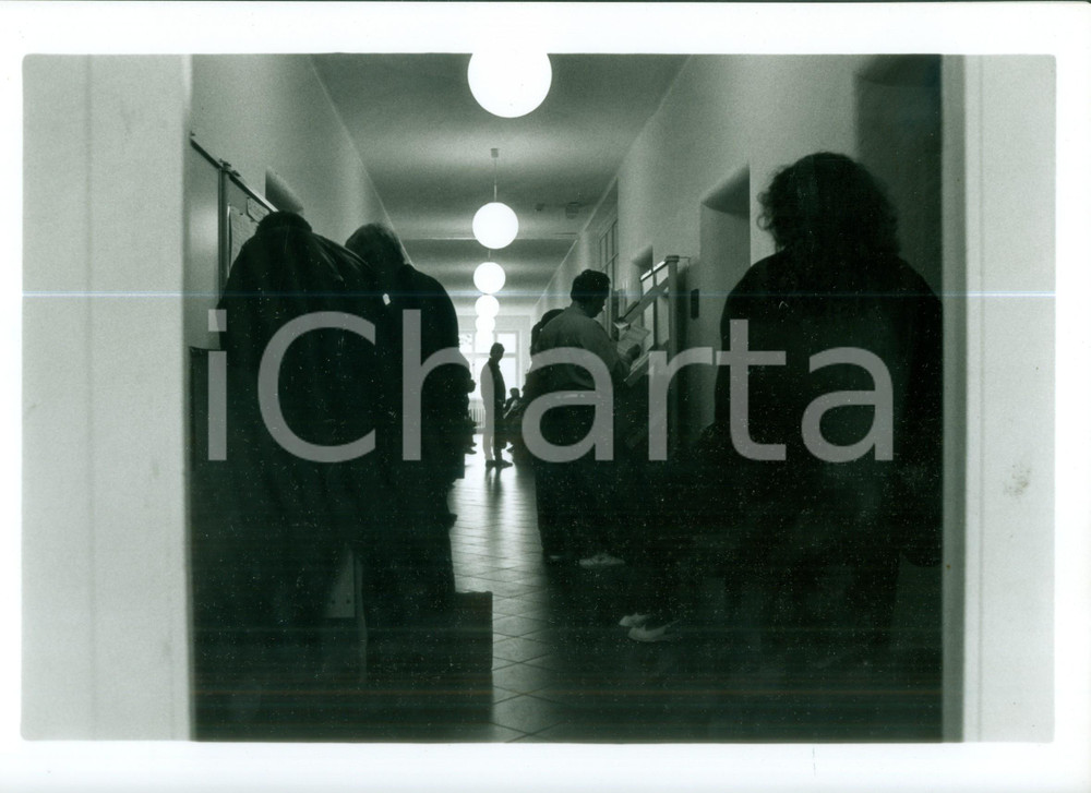 Fotografia d epoca originale 1992 EISENACH DE Disoccupati in fila all ufficio di collocamento Fotografia 1