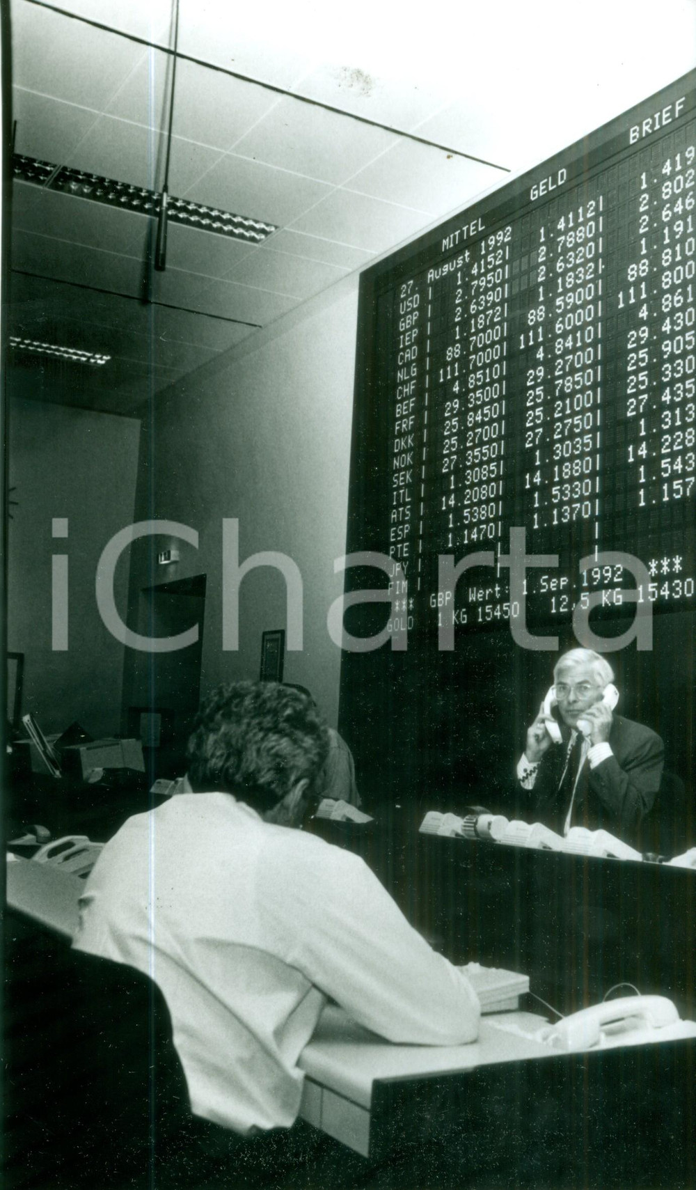 Fotografia d epoca originale 1992 FRANKFURT Operatori di Borsa al lavoro Fotografia cm 23 x 30 1