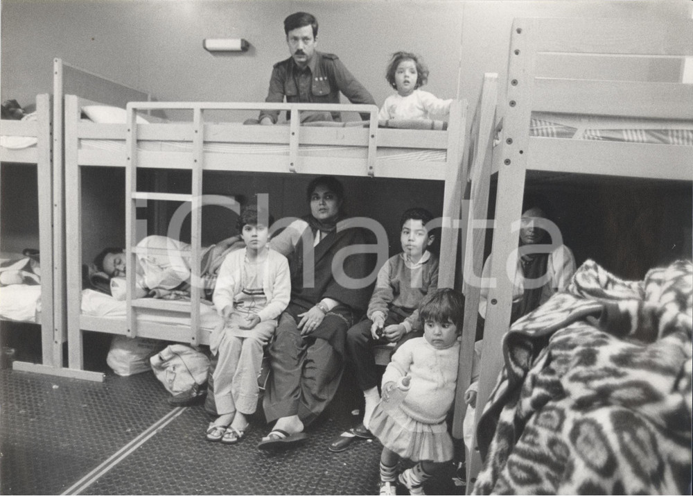 Fotografia d epoca originale 1986 FRANKFURT Profughi in sala d attesa servizi sociali ecclesiastici aeroporto 1