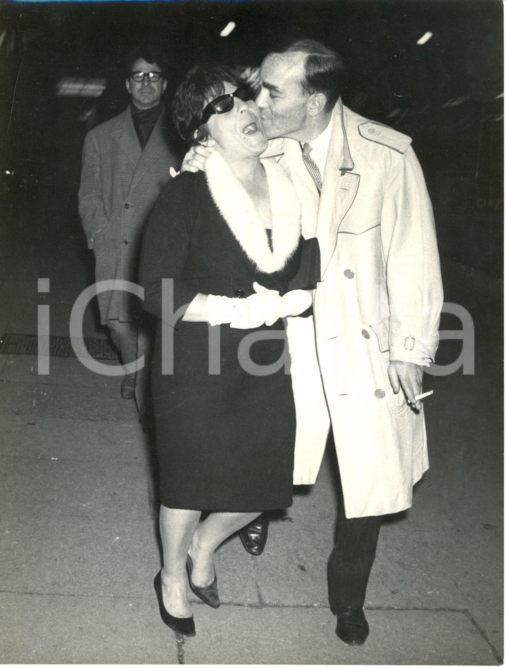 Fotografia d epoca originale 1960 ca ROMA DOLCE VITA Peter Howard VANDERBILT bacia Rita GUARINO ? 1