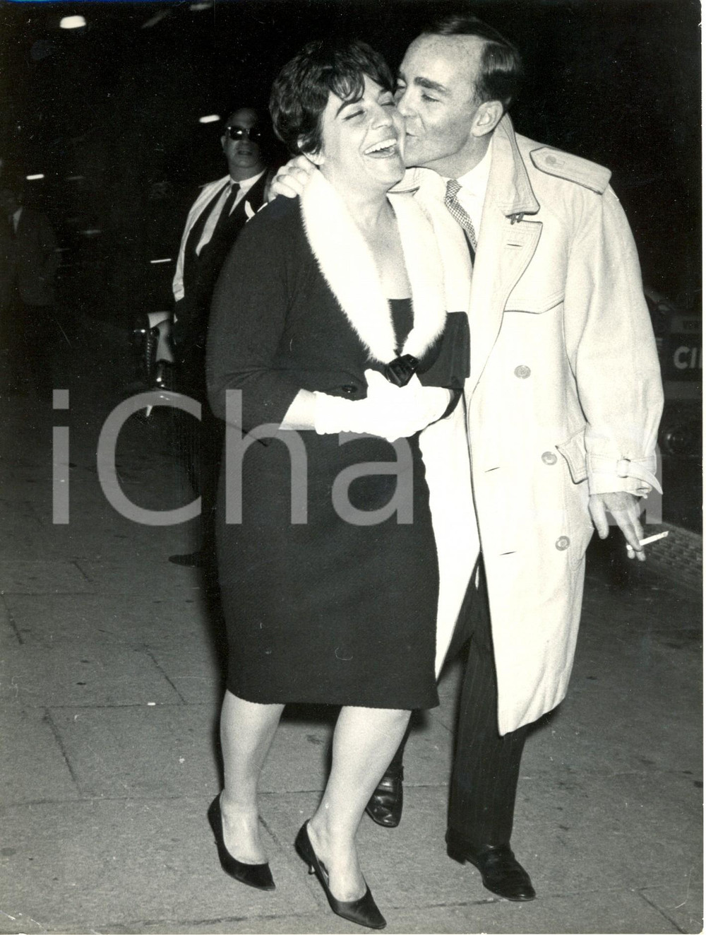 Fotografia d epoca originale 1960 ROMA VIA VITTORIO VENETO Peter VANDERBILT bacia Rita GUARINO ? 1