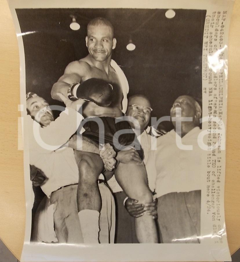 Fotografia d epoca originale 1961 PHILADELPHIA BOXE Pugile Harold JOHNSON portato in trionfo Foto 28 x 36 1