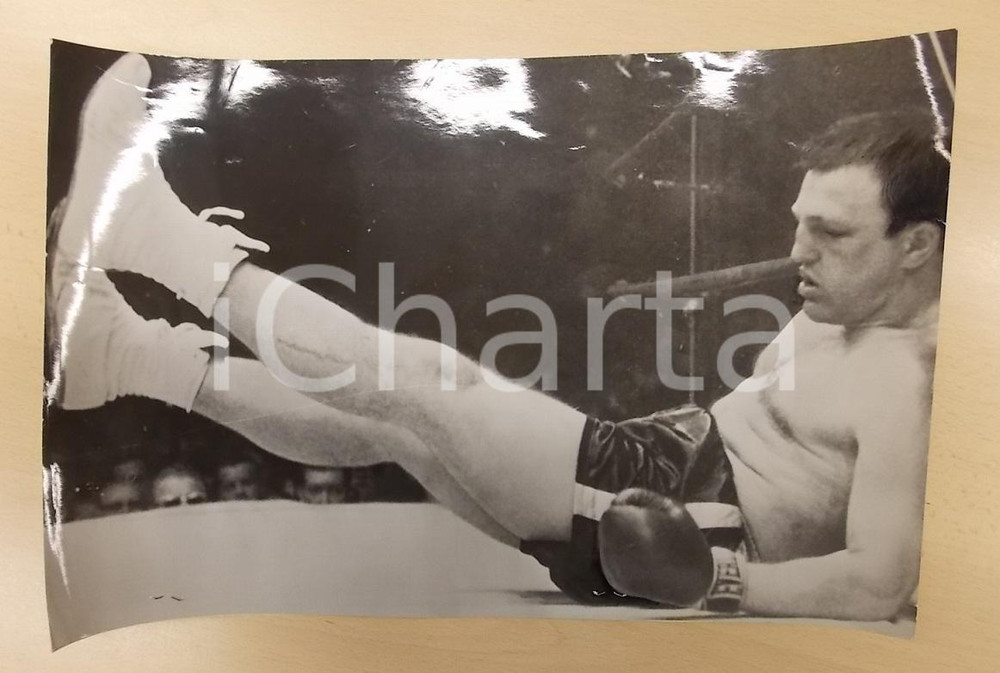 Fotografia d epoca originale 1959 INDIANAPOLIS USA BOXE Pugile Brian LONDON al tappeto Fotografia 36 x 23 1