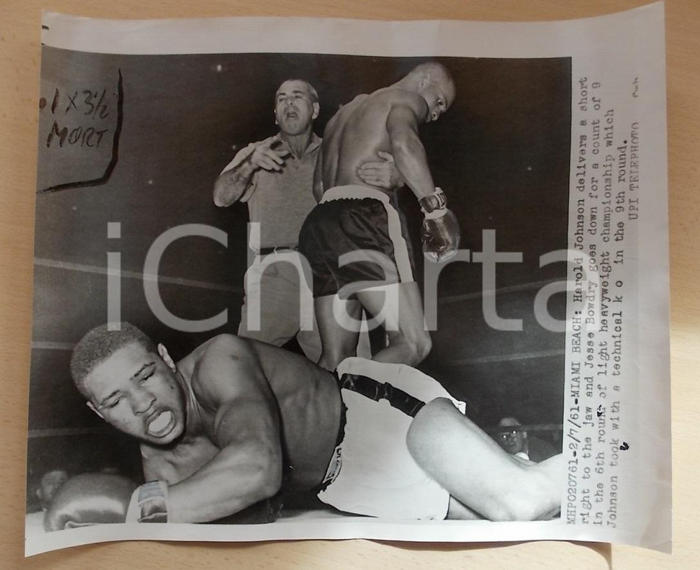 Fotografia d epoca originale 1961 SAN FRANCISCO USA BOXE Pugile Hardol JOHNSON con arbitro Foto 33 x 28 1
