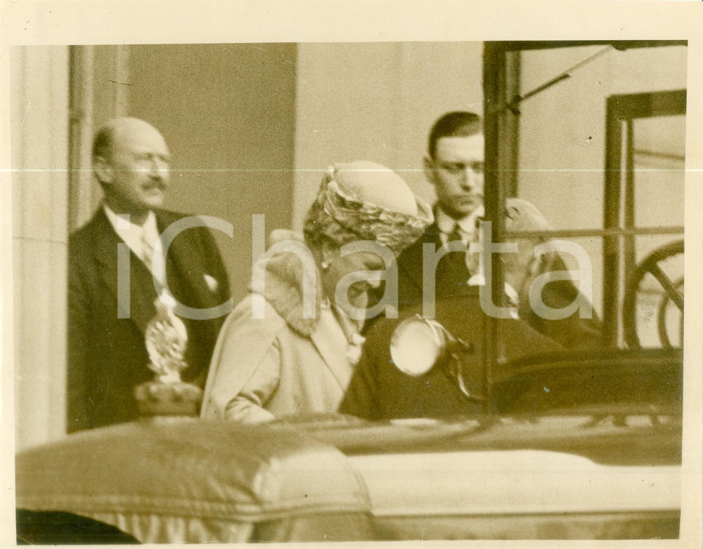 Fotografia d epoca originale 1935 ca LONDON Regina Mary di TECK lascia BATHURST HOUSE Foto BASSA QUALITA 1