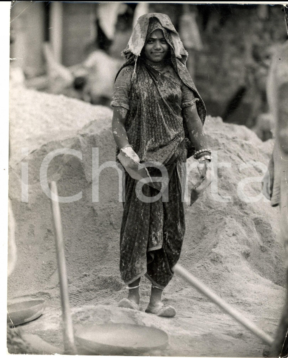 Fotografia d epoca originale 1960 ca OMAN Bambina in una cava coperta di terriccio LAVORO MINORILE 1