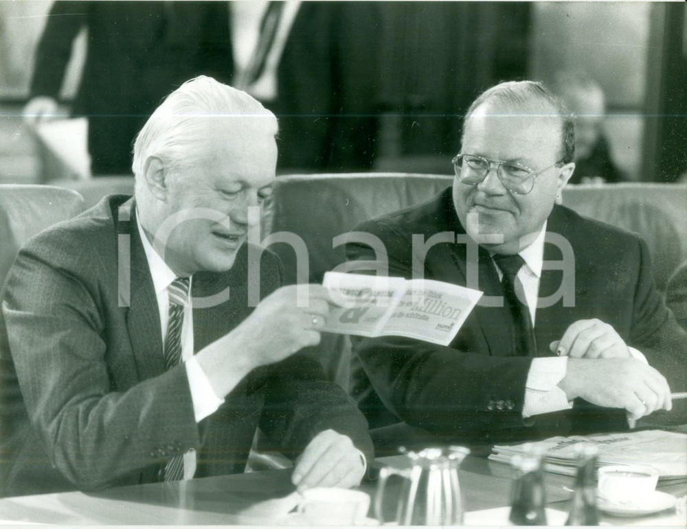Fotografia d epoca originale 1988 BONN DE Gerhard STOLTENBERG Martin BANGEMANN con biglietto del Lotto Foto 1