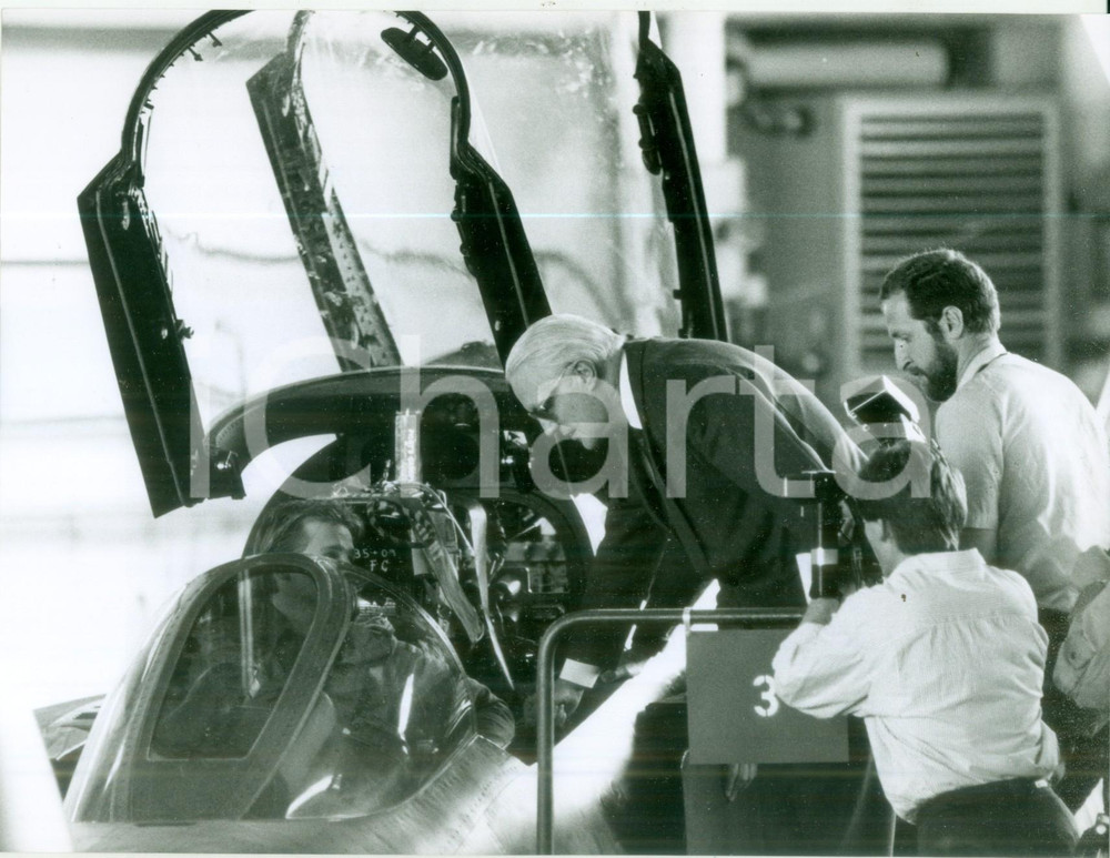 Fotografia d epoca originale 1989 LECK DE Ministro Gerhard STOLTENBERG esamina un aereo PHANTOM Fotografia 1