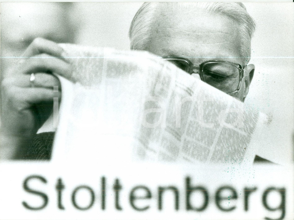 Fotografia d epoca originale 1990 ca BONN DE Gerhard STOLTENBERG Ministro CDU legge il giornale Fotografia 1