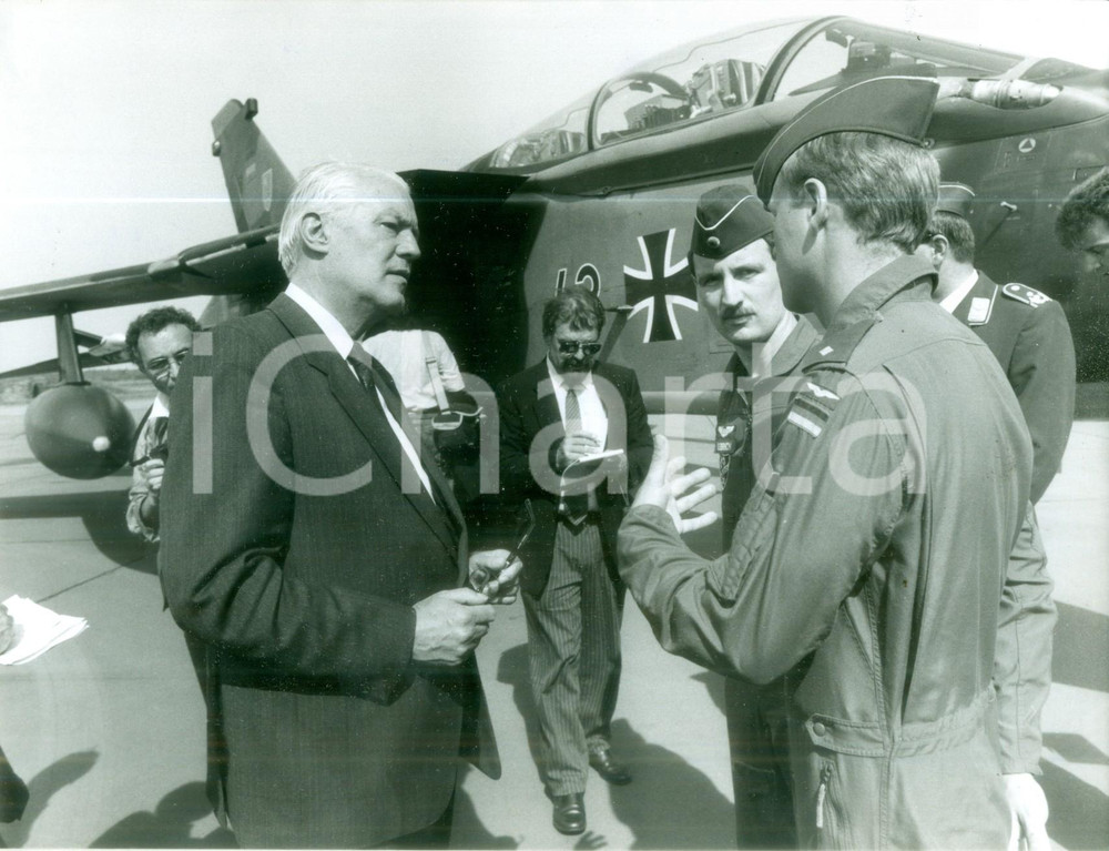 Fotografia d epoca originale 1989 LECK Ministro Gerhard STOLTENBERG con piloti elicottero da guerra Foto 1