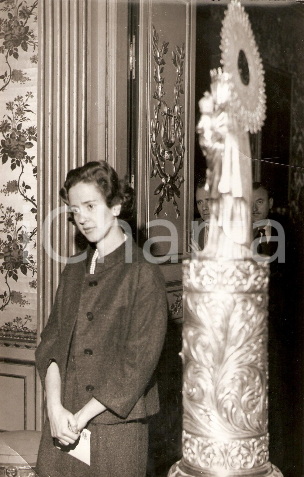 Fotografia d epoca originale 1960 MADRID Donna Fabiola MORA Y ARAGON  prega vicino alla Vergine del Pilar 1 1