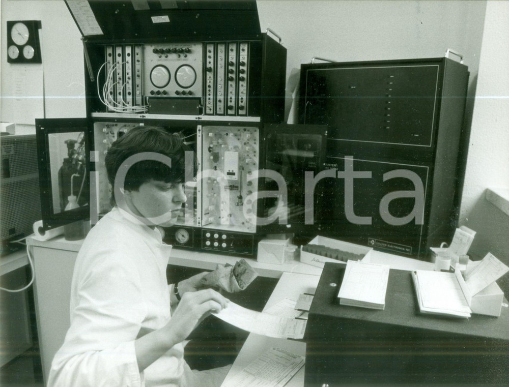Fotografia d epoca originale 1981 BONN DE I nuovi macchinari per l analisi del sangue Fotografia 1