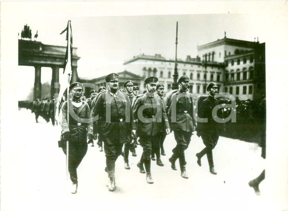 Fotografia d epoca originale 1933 BERLIN Caschi d acciaio tedeschi sfilano per la cittÃ  Fotografia 1
