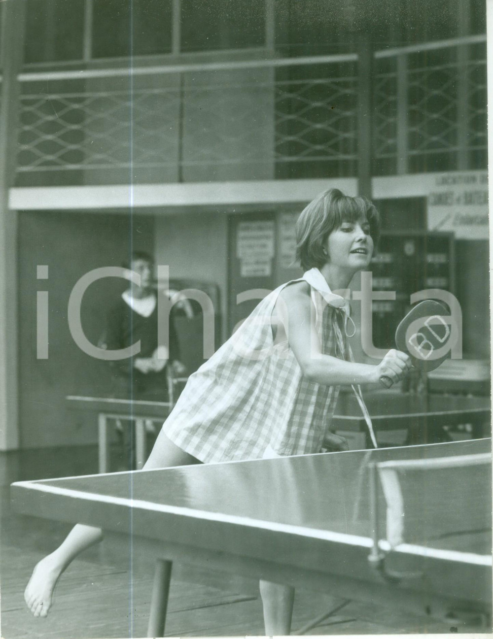 Fotografia d epoca originale 1970 ca PARIS FRANCE Giovane mannequin gioca a ping pong in camicione Foto 1
