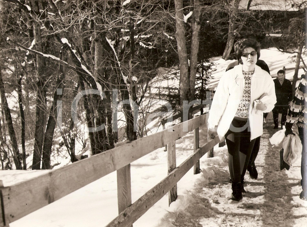 Fotografia d epoca originale 1962 GSTAAD CH SORAYA di PERSIA passeggia in montagna dopo divorzio Foto 1